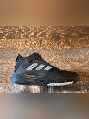 Adidas boys basketball Black and White